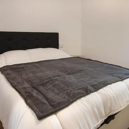 Amazing In With Kitchen Apartment *